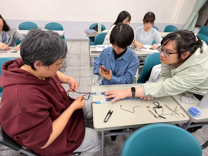 【原住民族學生資源中心活動】3/26~27原住民族文化教育週-「薏苡珠串起的太魯文化｜傳統項鍊手作體驗」活動花絮圖片