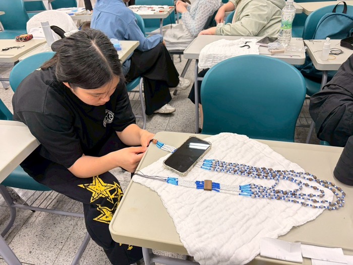 【原住民族學生資源中心活動】3/26~27原住民族文化教育週-「薏苡珠串起的太魯文化｜傳統項鍊手作體驗」活動花絮圖片