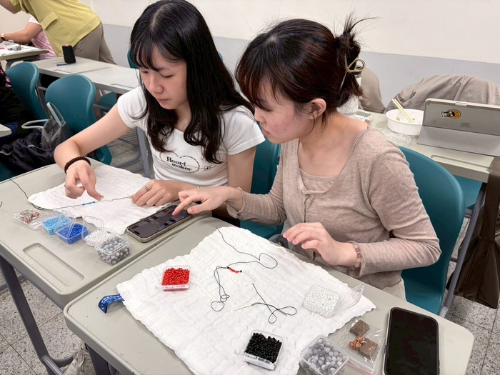 【原住民族學生資源中心活動】3/26~27原住民族文化教育週-「薏苡珠串起的太魯文化｜傳統項鍊手作體驗」活動花絮圖片