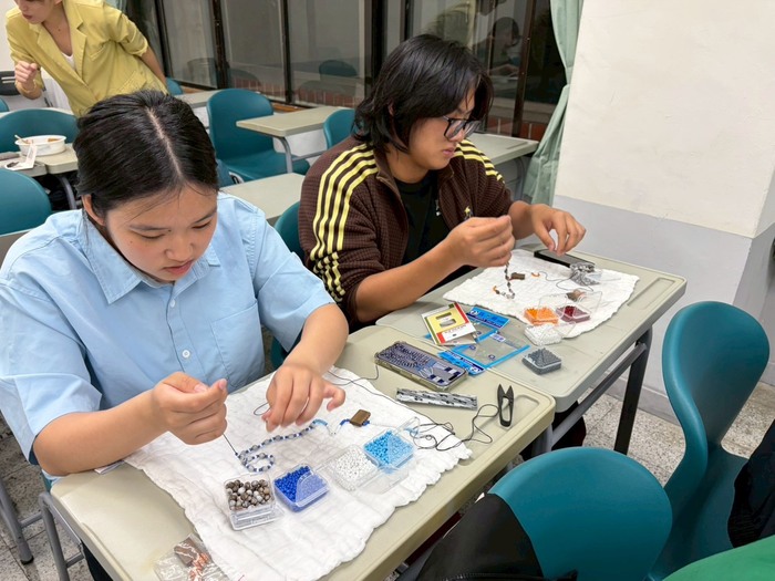 【原住民族學生資源中心活動】3/26~27原住民族文化教育週-「薏苡珠串起的太魯文化｜傳統項鍊手作體驗」活動花絮圖片